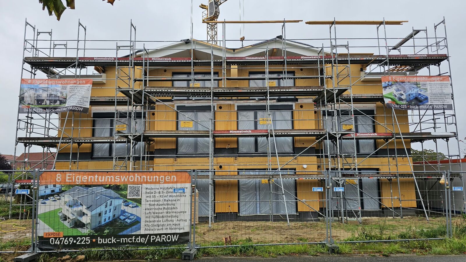 Aktueller Baustand: Haus mit Gerüst und eingesetzten Fenstern