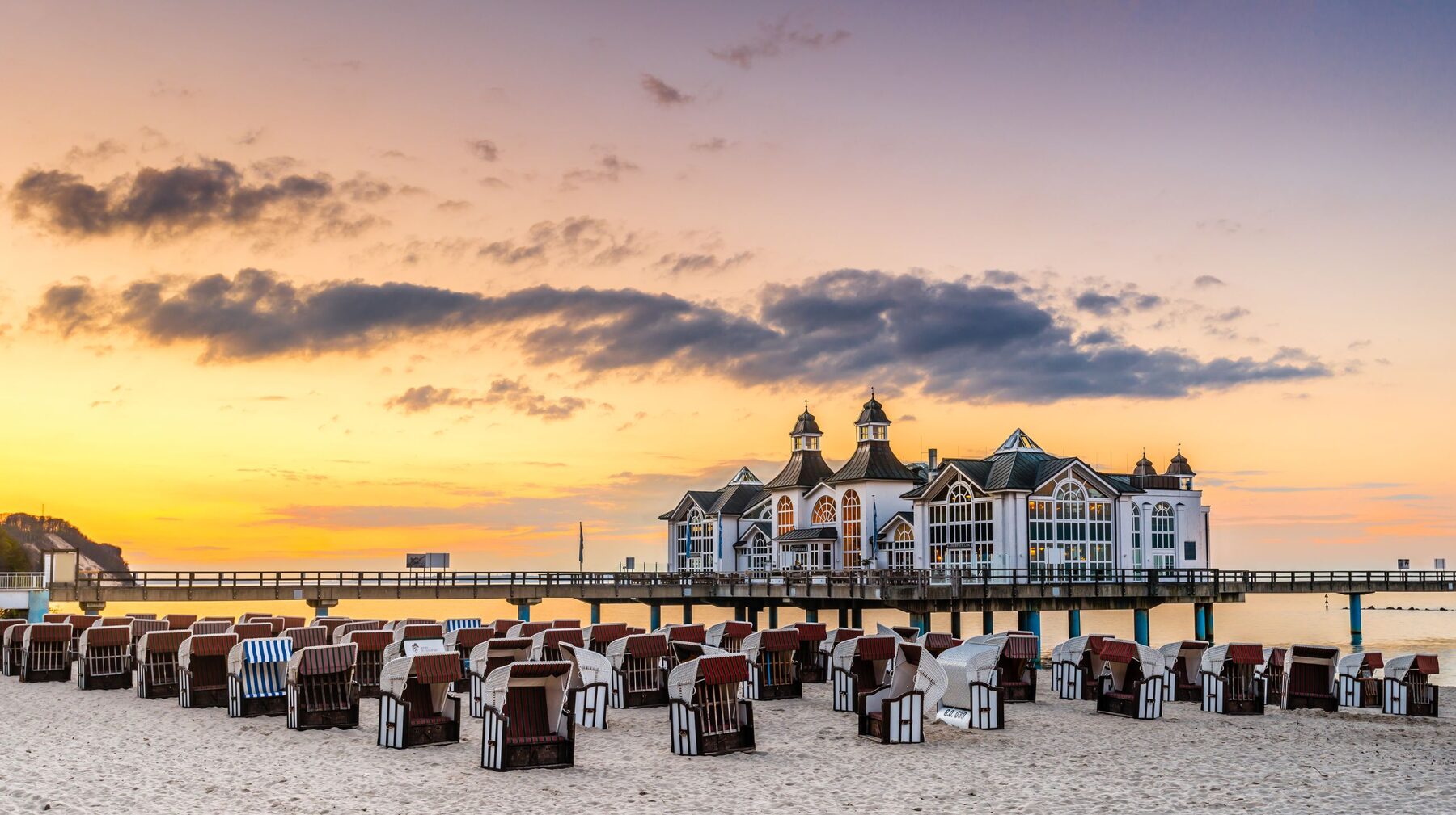 Seebrücke und Strandkörbe auf Rügen